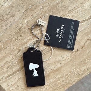 Coach Snoopy tag